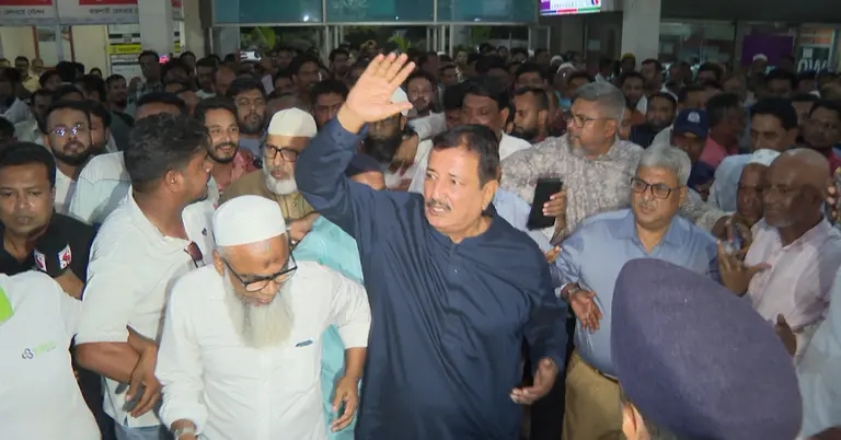 রাজশাহী রেলওয়ে স্টেশন পরিদর্শনে গিয়েছেন ভূমিমন্ত্রী